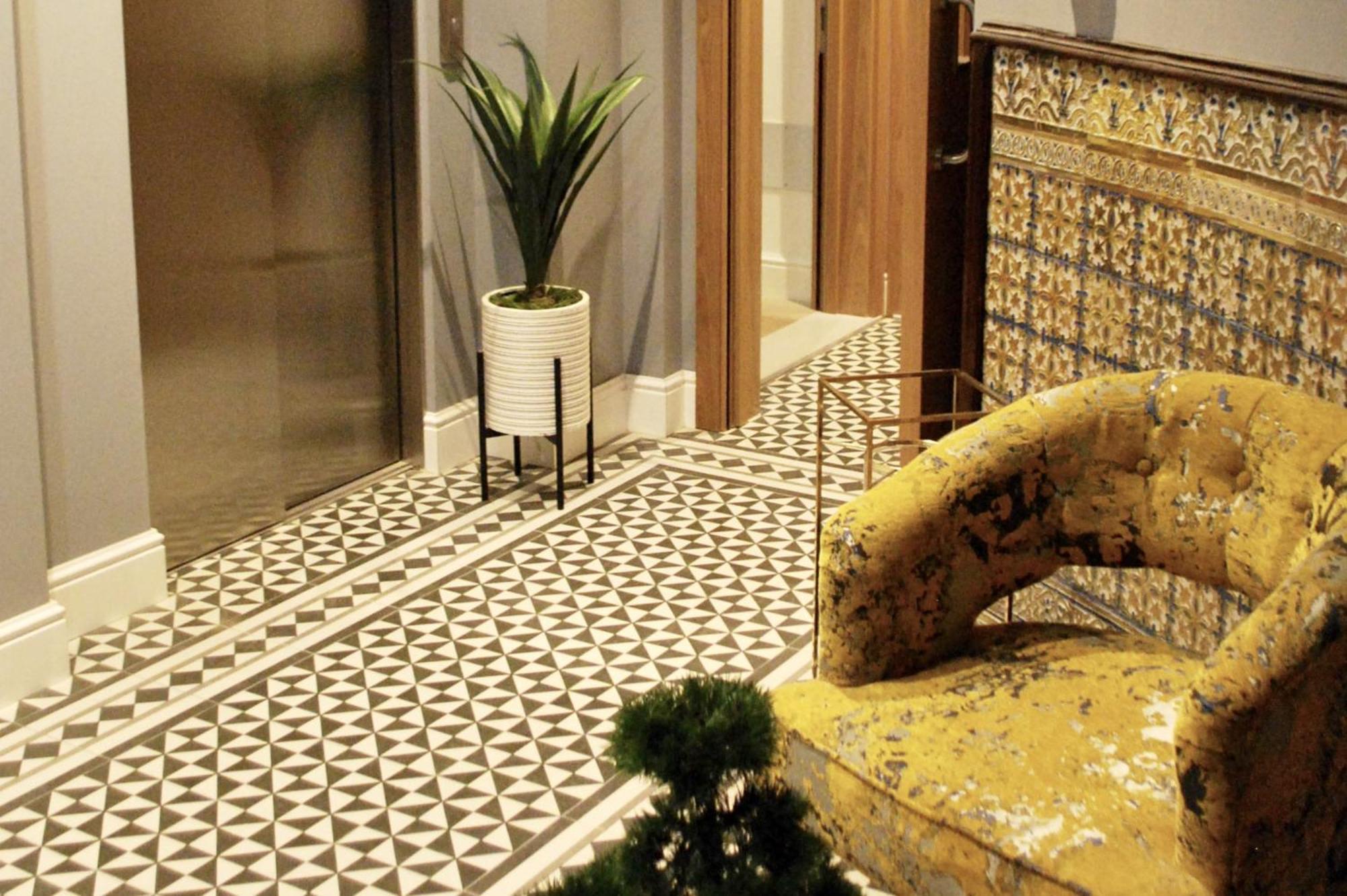 Master Penthouse Double Room Ensuite With Private Terrace - Grand Central House 지브롤터 외부 사진