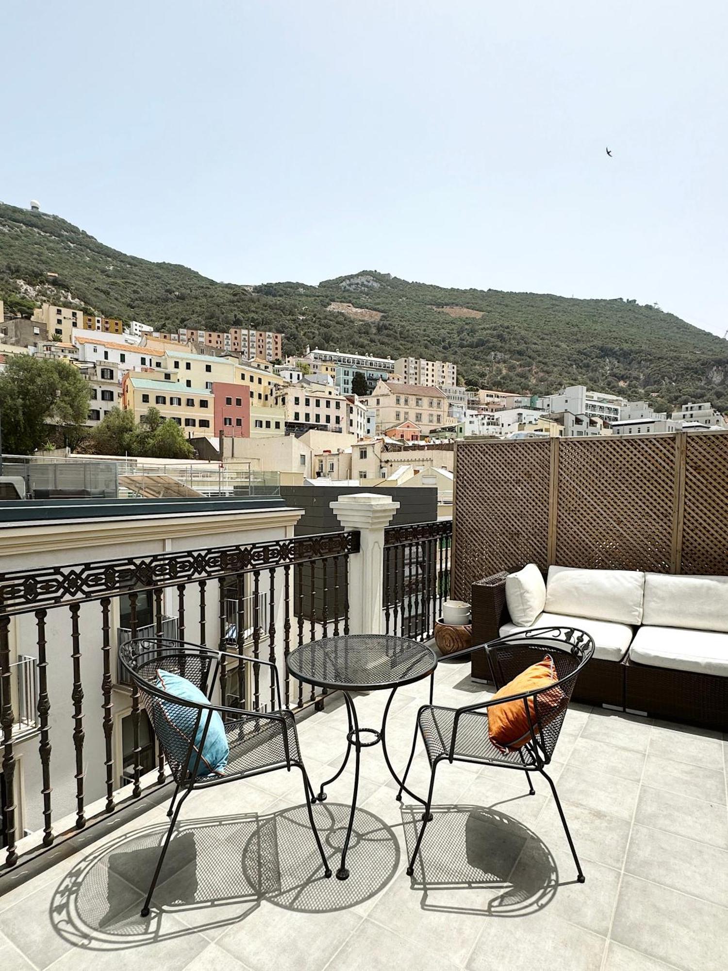 Master Penthouse Double Room Ensuite With Private Terrace - Grand Central House 지브롤터 외부 사진