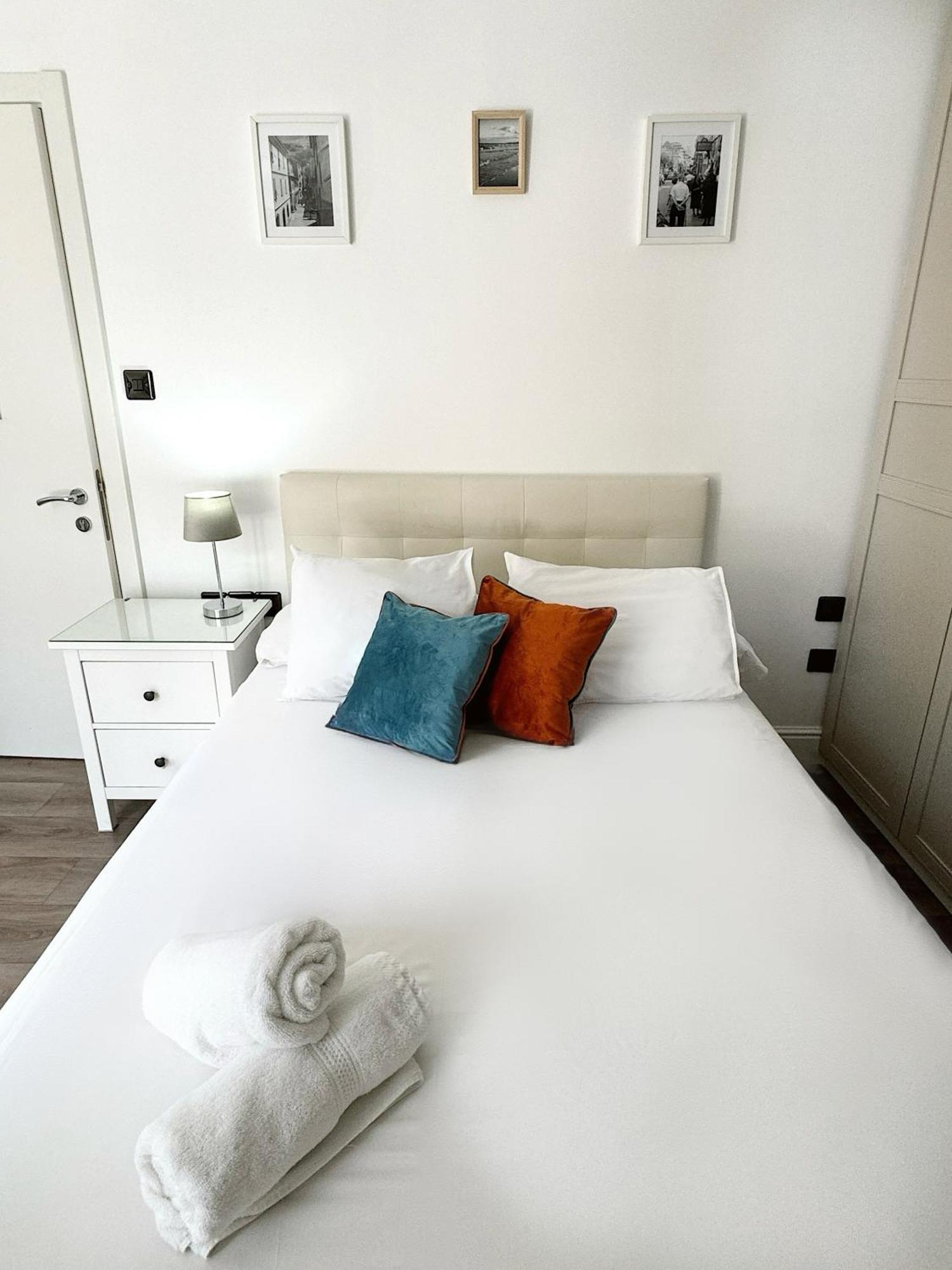 Master Penthouse Double Room Ensuite With Private Terrace - Grand Central House 지브롤터 외부 사진
